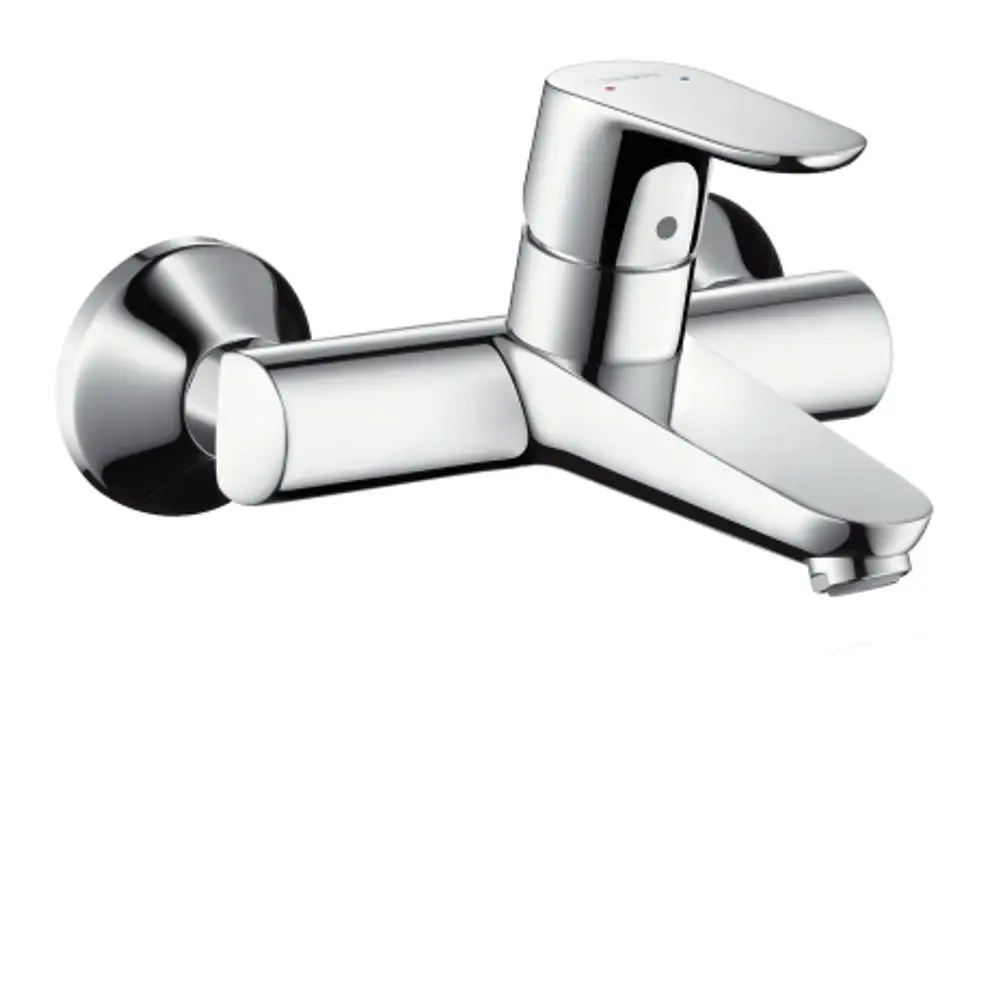 Einhebel-Waschtischmischer von Hansgrohe für Wandmontage. Aus verchromtem Material, mit einem einfachen Hebel zur Steuerung von Wasser und Temperatur.